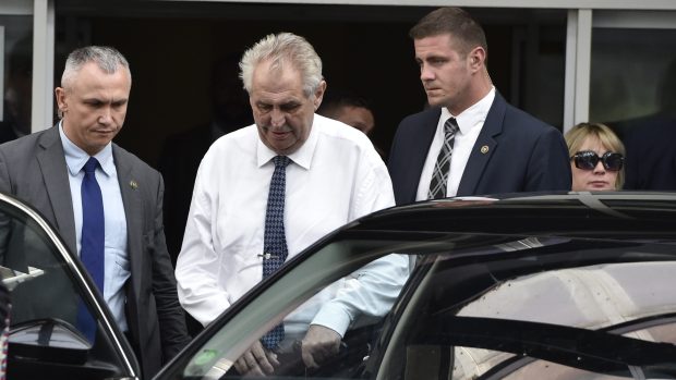 Prezident Miloš Zeman před Fakultní nemocnicí v Brně, kde navštívil zraněného zástupce šéfa hradního protokolu Vladimíra Kruliše, který havaroval v noci na 30. května v policejním voze BMW i8.