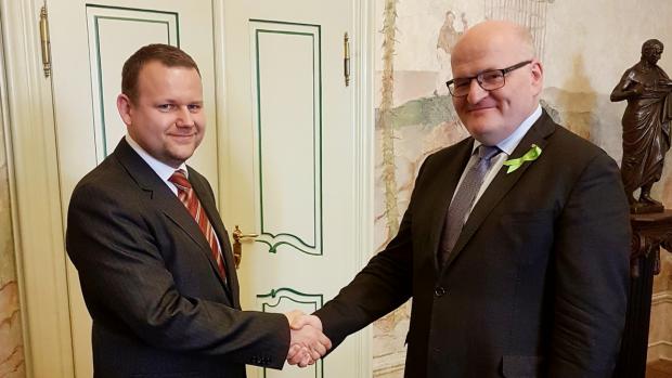 Nový generální ředitel Národní knihovny Martin Kocanda s ministrem kultury Danielem Hermanem z KDU-ČSL.