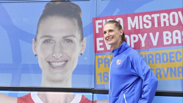 Basketbalistka Ilona Burgrová v nadživotní velikosti na autobusech v Hradci Králové.