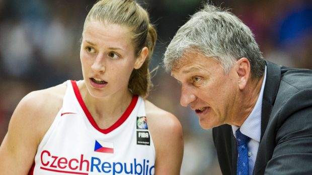 Basketbalistka Kateřina Elhotová v rozhovoru s trenérem Ivanem Benešem