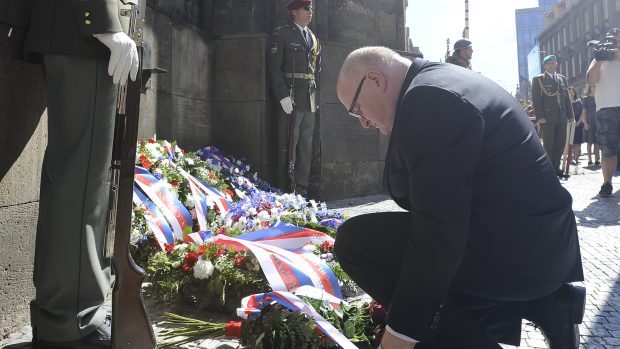 Ministr kultury Daniel Herman pokládá věnec u památníku padlých parašutistů v Resslově ulici.