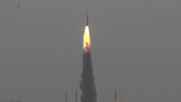 Česko má ve vesmíru svou první technologickou nanodružici. Satelit VZLUSAT-1, který v pátek na oběžnou dráhu kolem Země vynesla indická raketa PSLV-C38, funguje správně a vědci jsou s ním v kontaktu.