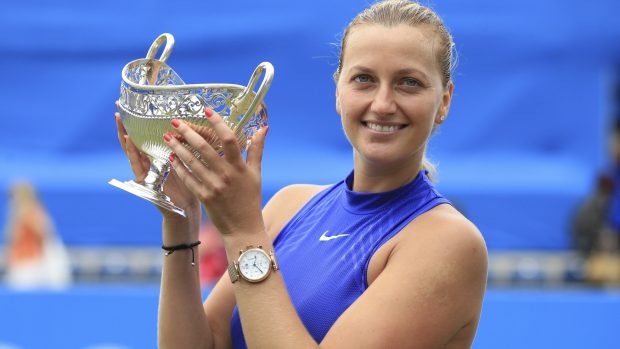 Tenistka Petra Kvitová s trofejí z Birminghamu.