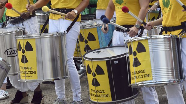 Tisíce lidí protestovaly proti belgickým jaderným elektrárnám. Bezpečnost obou problémových bloků je údajně sporná kvůli tisícovkám mikrotrhlin.