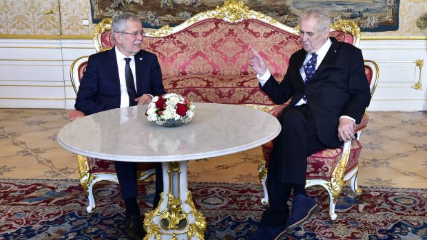 Rakouský prezident Alexander Van der Bellen a český prezident Miloš Zeman na Pražském hradě