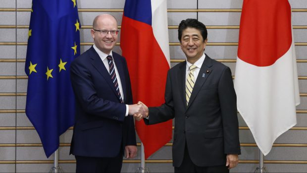 Český premiér Bohuslav Sobotka z ČSSD a japonský premiér Šinzó Abe