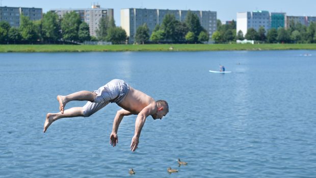 Teploty v Česku stoupaly nad 35 stupňů. Lidé se před horkem schovávali u vody nebo v klimatizovaných prostorách.