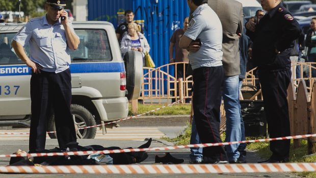 V ruském Surgutu pravděpodobně útočil třiadvacetiletý mladík.
