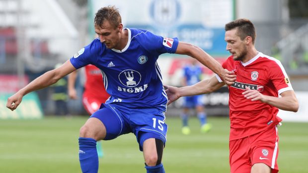 Obránce Zbrojovky Mihailo Jovanovič se snaží připravit o míč útočníka Sigmy Tomáše Chorého.
