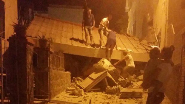 Lidé odstraňují škody po zemětřesení na italském ostrově Ischia v Neapolském zálivu