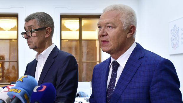 Na snímku jsou Andrej Babiš a Jaroslav Faltýnek na tiskové konferenci po vystoupení před komisí.