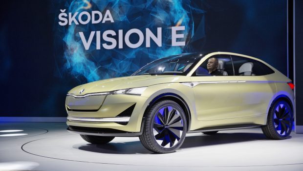 Škoda Vision E na autosalonu ve Frankfurtu. Takhle by měla vypadat první elektrická &quot;škodovka&quot;.