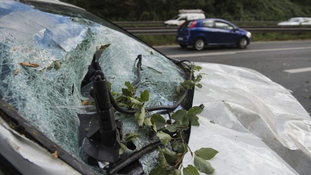 Poškozené auto v Hannoveru. Severním Německem se prohnala bouře Xavier