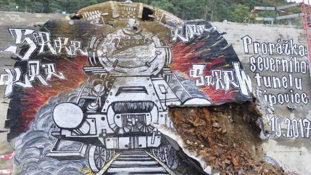 Tunel bude hlavní částí nové dvojkolejné tratě z Rokycan do Plzně. Vlaky by jím měly jezdit na konci roku 2018