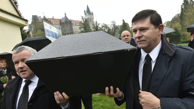 Praktičtí lékaři pořádali 10. října ve Žlebech na Kutnohorsku symbolický pohřeb zavřené ordinace. Akce je součástí dnešního protestu praktických lékařů.