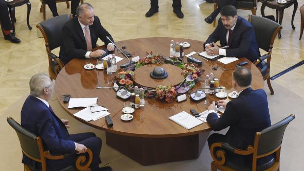 Prezidenti středoevropských zemí z takzvané visegrádské čtyřky na jednání v maďarském Szekszárdu
