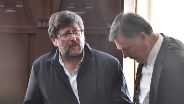 Sexuolog Petr Weiss (na snímku ze 4. října vlevo) souzený za nehodu