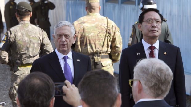 Americký ministr obrany James Mattis a jihokorejský ministr obrany Song Jong-mu při návštěvě vesnice Panmunjon uvnitř demilitarizované zóny na hranici mezi Jižní a Severní Koreou.