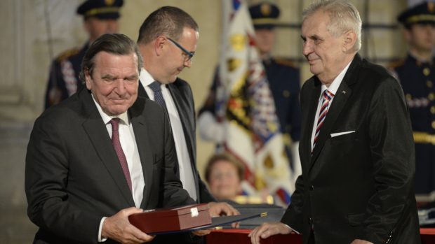 Bývalý německý kancléř Gerhard Schröder (vlevo) převzal od prezidenta Miloše Zemana (vpravo) Řád bílého lva