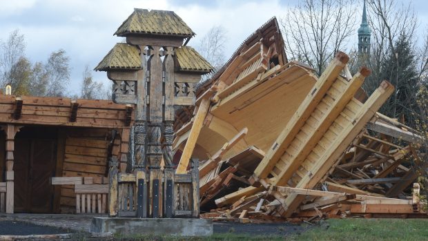 Vichřice v Mostě zasáhla dřevěný pravoslavný kostel svatého Valentina. Nápor větru nevydržel a zřítil se.