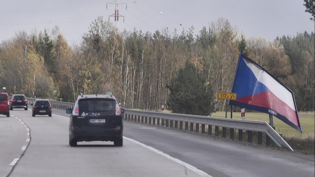 Silný vítr zničil i reklamní panel s českou vlajkou na 117. kilometru D1 u Velkého Beranova na Jihlavsku.