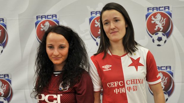 Fotbalistky Slavie Eva Bartoňová (vpravo) a Sparty Petra Vyštejnová