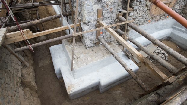 Římskokatolická farnost Kutná Hora - Sedlec opravuje kostel Všech Svatých s kostnicí. Při té příležitosti provádí záchranný archeologický průzkum. Archeologové při něm odkryli tři desítky hromadných hrobů.