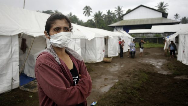 Žena v prozatímním táboře pro evakuované na Bali