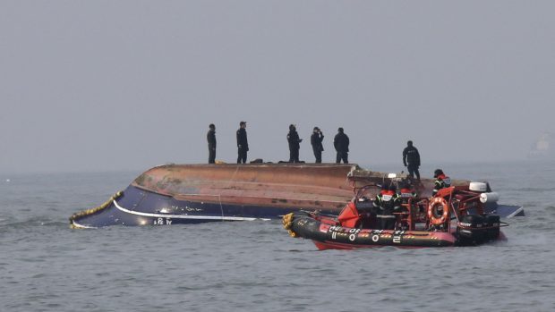 Rybářská loď, která se potopila po srážce s plavidlem přepravujícím palivo u Jižní Koreje