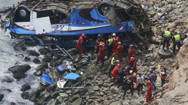 Více než dvě desítky cestujících zemřely dnes při nehodě autobusu severně od peruánské metropole Limy.