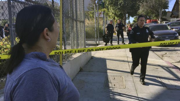 Policisté v Los Angeles uzavírají ulici nedaleko místa střelby