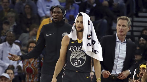 Kevin Duran a Stephen Curry byli při týmových poradách hlasitější, než kouč Kerr