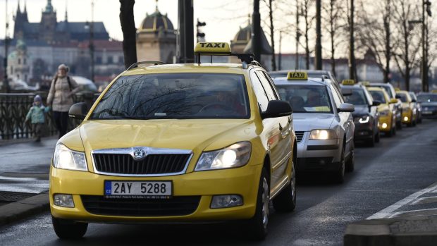 Taxikáři během pondělního protestu kroužili mezi Rudolfinem a Národním divadlem. Na snímku kolona u Národního divadla