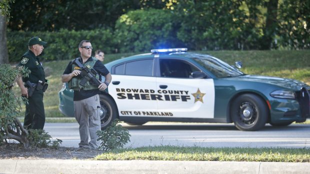 Policie uzavřela okolí střední školy na Floridě, kde se střílelo
