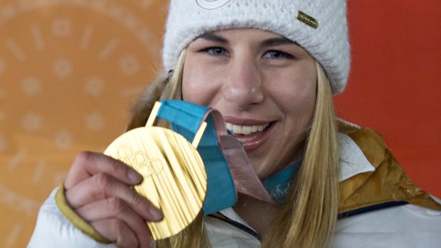 Ester Ledecká se zlatou olympijskou medailí.