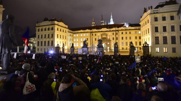 Demonstrace za zachování svobody slova a médií před Pražským hradem. Někteří skandovali „hanba“, „už jsme tady“, „otevřete brány“ nebo „Česko není Rusko“. Pískali, zvonili klíči a zpívali také českou státní hymnu.