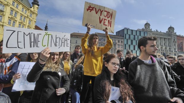 Brněnští studenti a aktivisté se na náměstí Svobody připojili k celostátní protestní akci studentů #VyjdiVen na obranu ústavních hodnot