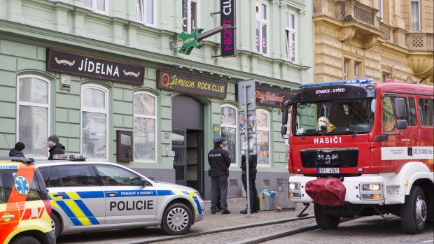 Policisté a záchranáři před nočním podnikem v Plzni, kde 24. března 2018 zaútočila žena na tři lidi chemikálií, pravděpodobně šlo o kyselinu. Dva muže a ženu, kteří utrpěli zranění, převezli záchranáři do nemocnic.