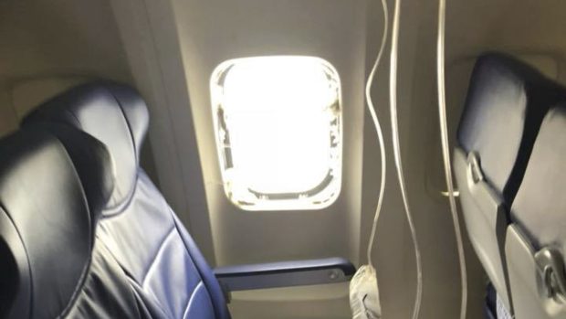 Boeingu 737 společnosti Southwest Airlines se za letu utrhl kus motoru a jedna z lopatek zasáhla okénko. Žena, která u něj seděla, na následky zranění zemřela.