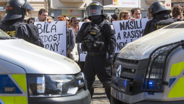 Proti příznivcům krajní pravice demonstrovalo v Plzni několik desítek lidí. Oba tábory oddělovali policisté