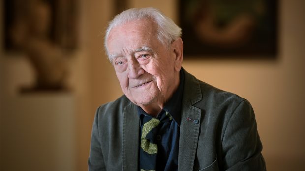 Ve věku 96 let zemřel významný sklářský výtvarník René Roubíček (na snímku v roce 2015).