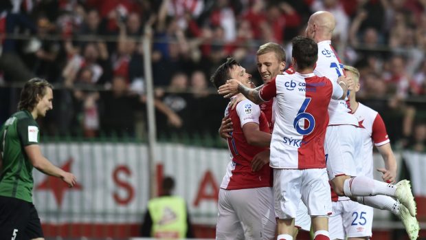 Fotbalisté Slavie slaví gól ve finále Mol Cupu