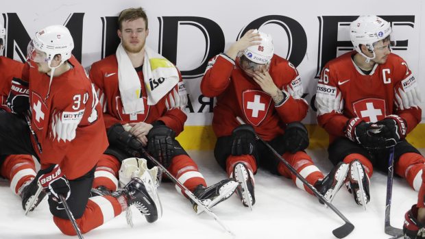 Zklamaní švýcarští hokejisté po finálové porážce se Švédskem.