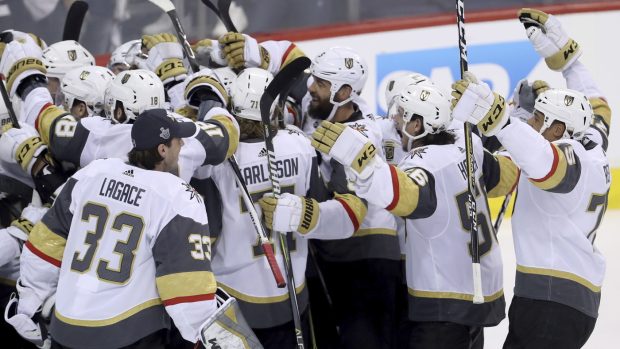 Hokejisté Vegas se radují z vítězství ne Winnipegu a postupu do finále Stanley Cupu.