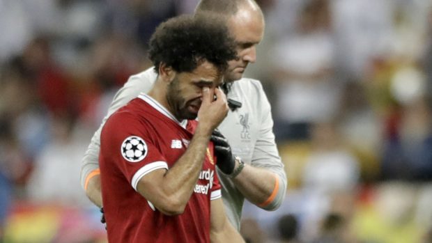 Smutný Mohamed Salah kvůli zranění opouští hřiště ve finále Ligy mistrů.