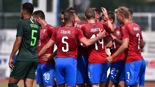 Čeští fotbalisté slaví Kalasovu branku proti Nigérii.