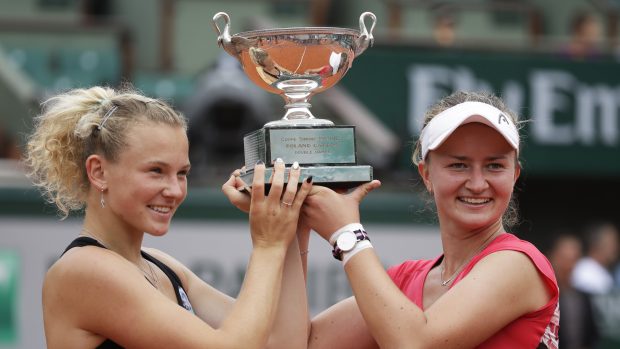 Kateřina Siniaková a Barbora Krejčíková s trofejí pro vítězky čtyřhry