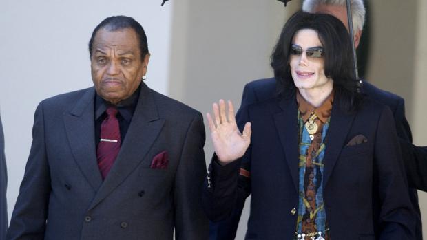 Zpěvák Michael Jackson (vpravo) se svým otcem Joem v roce 2005