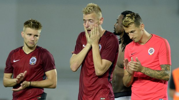 Smutek sparťanských fotbalistů po vyřazení z Evropské ligy