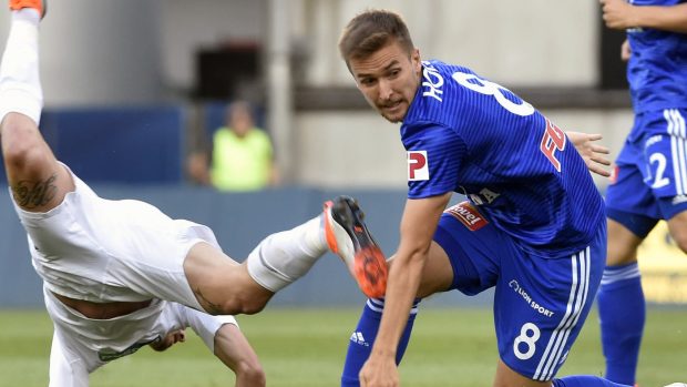 Olomoucký David Houska (vpravo) v souboji s jedním ze soupeřů.